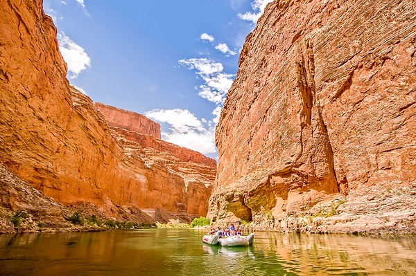 8. Глубокую долину с крутыми склонами называют...