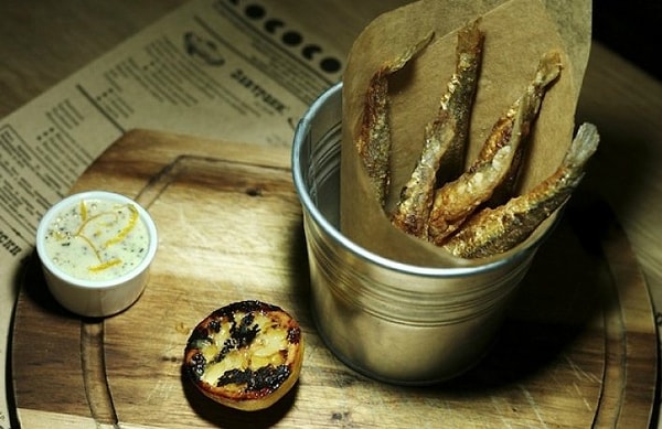 2. В сезон они едят жареную корюшку. Это блюдо - гастрономический хит Санкт-Петербурга. Появляется она в конце зимы, а узнать о начале сезона этого деликатеса можно по запаху огурчиков и, собственно, самой рыбки в воздухе!