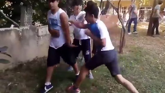 Müthiş Bir Kaosun İçinde Amerikan Güreşi Tarzı Kavga Eden Çocuklar