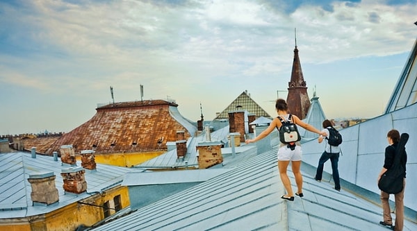 10. В северной столице обожают гулять по городу, а особенно - по его крышам