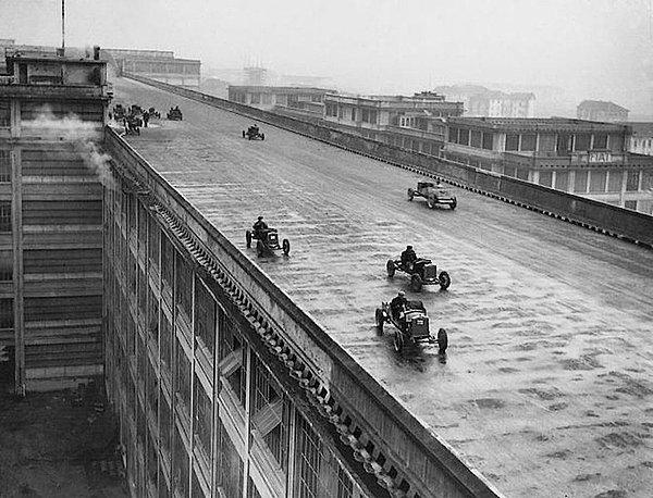 24. Torino'daki Fiat fabrikasının çatısında bulunan araba test pisti, 1928.