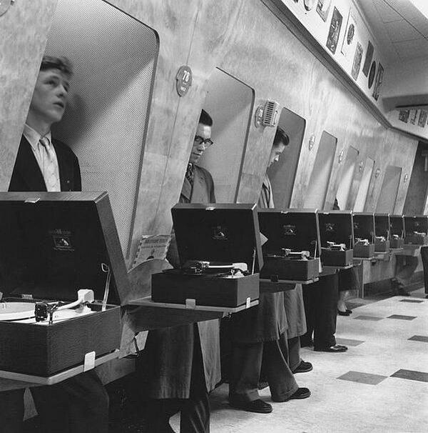 15. Londra'daki bir müzik dükkanı, 1960'lar.