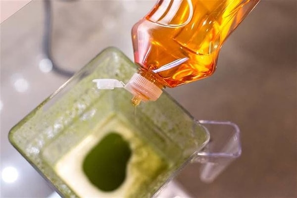 4. Чтобы вымыть блендер, поместите в него мыльную воду и включите агрегат.