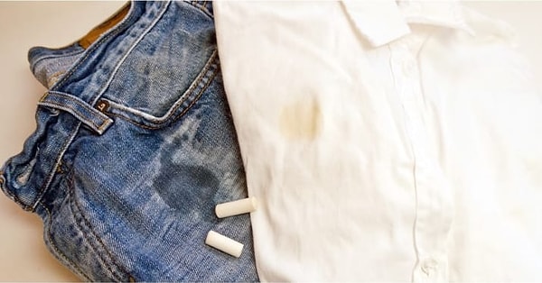 9. Чтобы вывести пятно от жира на одежде, нанесите на него тальк или мел и оставьте на ночь.