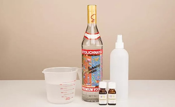 11. Очистить одежду и мебель можно с помощью... водки. Смешайте пол чайной ложки эфирного масла, 1/8 стакана водки и 1 3/4 стакана воды и распределите смесь по грязному месту.