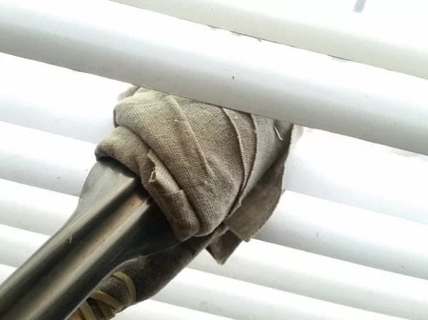 14. Для очистки жалюзи воспользуйтесь железными щипцами и полотенцем или тряпкой.