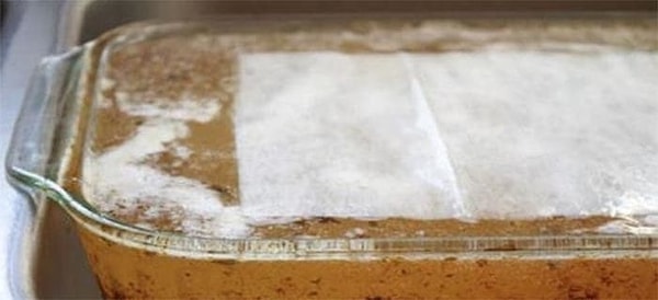 15. Чтобы отмыть стеклянную форму от засохших остатков еды, воспользуйтесь сухими салфетками без запаха и жидким мылом. Промокните форму салфетками, а затем оставьте всё это дело отмокать на всю ночь.