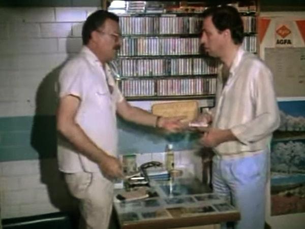 Japon İşi filminde Veysel'e yanlışlıkla Başak Billurses diye İbrahim Tatlıses kaseti veren kasetçi olarak karşımıza çıktı.