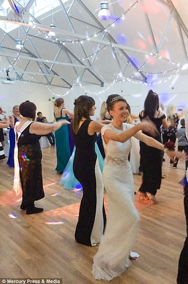 1. 16-летней Шеннон все-таки удалось потанцевать на празднике, организованном для нее ее друзьями и 120 байкерами.