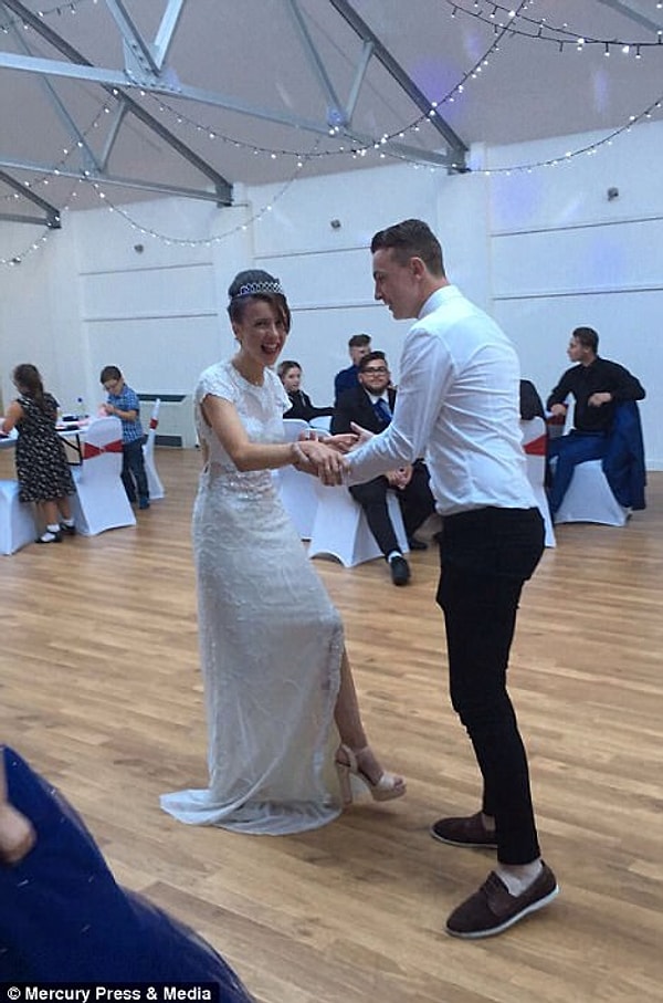 5. Шеннон носили на руках байкеры, а также она танцевала со своим парнем, Ли.