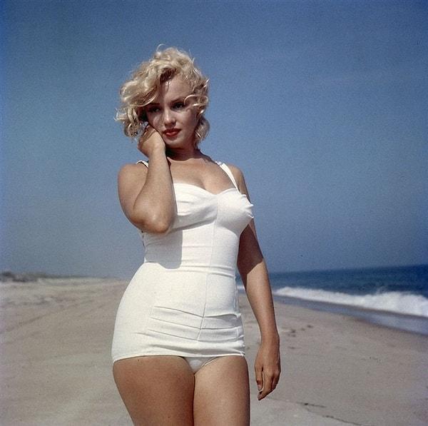 Oysa ondan bir tık önce, Marilyn Monroe ve tomçik kolları, bacakları, bir de yuvarlak poposu vardı!