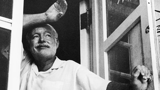 10. Dünya herkesi kırar ve sonra pek çok insan o kırık yerlerden güçlenir.