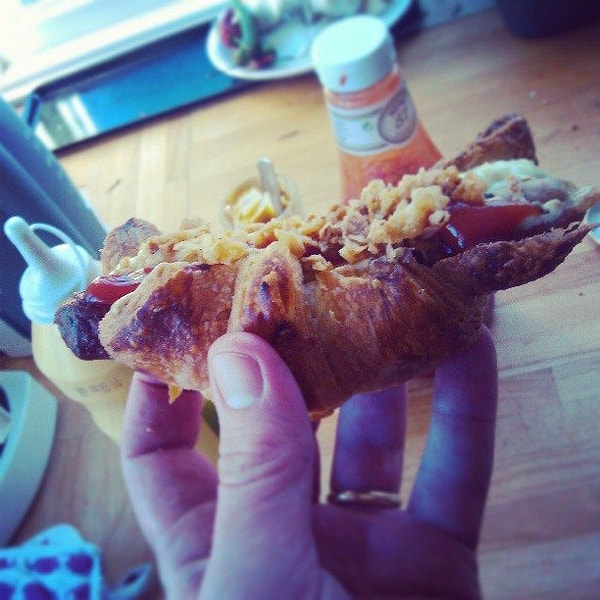 12. Хот-дог в круассане? А почему бы и ДА!