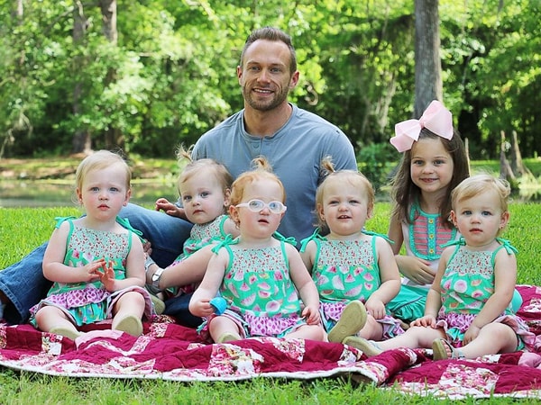 1. Отец двухлетних пятерняшек Авы, Оливии, Хейзел, Райли, Паркер и их старшей сестры Блейк, которой шесть, а также звезда реалити-шоу рассказал, что тяготы отцовства спровоцировали у него депрессию.