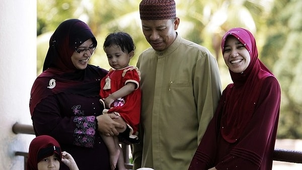 7. Господин Che затронул в своей речи и эту тему, заявив, что отказ мусульманскому мужчине в возможности иметь вторую жену, тоже является формой «насилия».