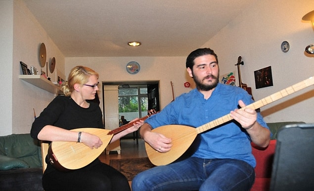 Şimdilik Türkiye'de büyük konserler vermiyor, Hollanda'da küçük mekanlarda sahneye çıkıyormuş.