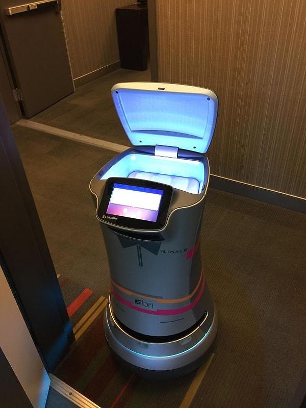 27. Tuvalet kağıdı getiren otel robotu 🤖