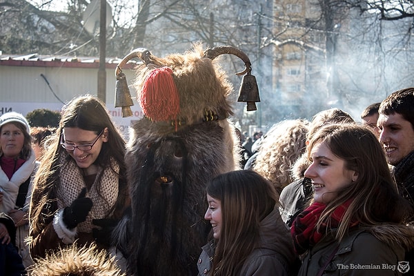 2. Кстати, в древние времена празднующие рядились в шкуры жертвенных козлов.