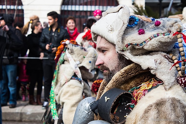 4. Слово kuker происходит от латинского cuculla, что означает «капюшон», оно указывает на ритуального монстра из фольклора – человека, одетого в замысловатый меховой костюм, украшенный лентами, перьями и бусами.