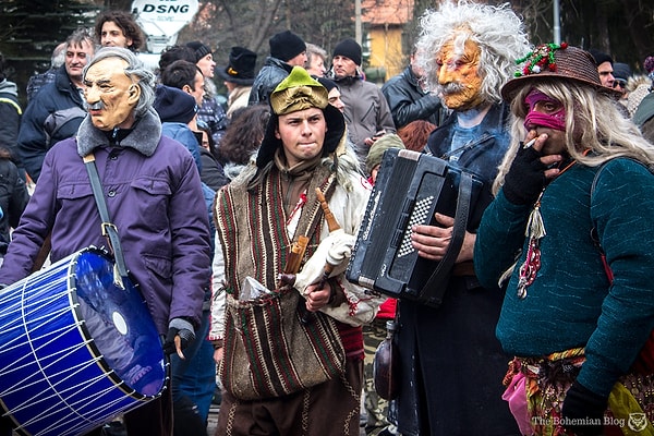 5. Участники празднества носят деревянные маски зверей и птиц.