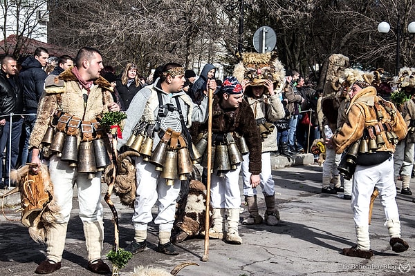 8. Надо сказать, зрелище жутковатое – представьте себе кучку демонических существ, которые врываются в ваш дом, гремя своими колокольчиками.