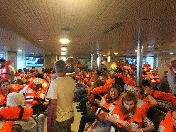 Vapurlar denizin ortasında kaldı! Kadıköy - Karaköy vapurunda yolcular can yeleği giydi
