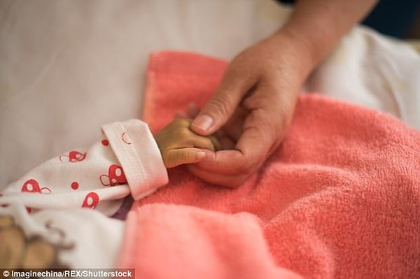 2. Прежде чем исчезнуть, мать девочки сказала врачам, что лучше попытается родить другого ребенка, чем станет тратить деньги на лечение Менган без какой-либо гарантии, что она выздоровеет.