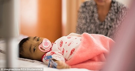 Малышка, чьи родители бросили ее в больнице, отчаянно борется за жизнь