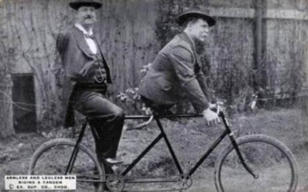 2. Bacakları olmayan ve kolları olmayan iki adam. Tek vücut halinde bisiklet sürüyor.