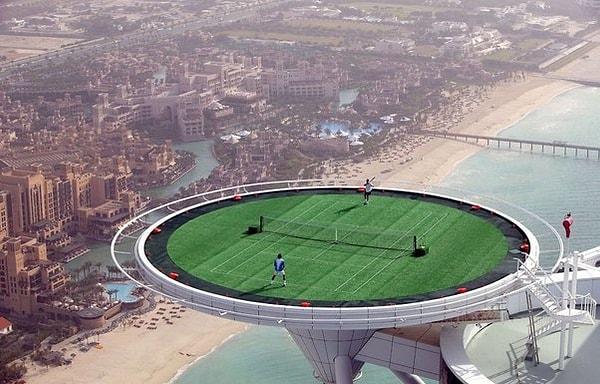 5. Dubai'deki meşhur Burc El-Arap'ın tepesindeki bir tenis sahası.