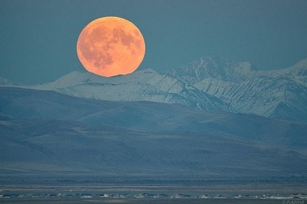 15. Moğolistan sırtlarında çekilmiş Ay fotoğrafı.