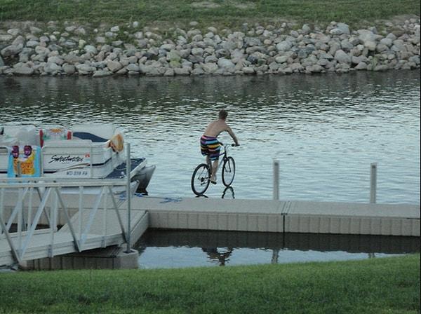 16. Nasıralı İsa değil, suya doğru bisikletiyle dalış yapan bir eleman. Sadece zamanlama mükemmel.