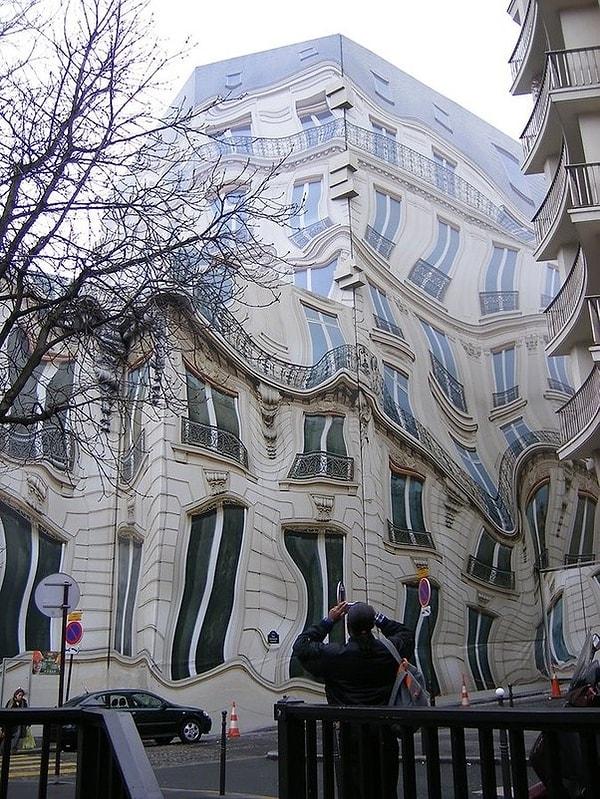 20. Paris'te tadilat halinde olan bir binanın etrafına gerilen branda ve acayip deseni.