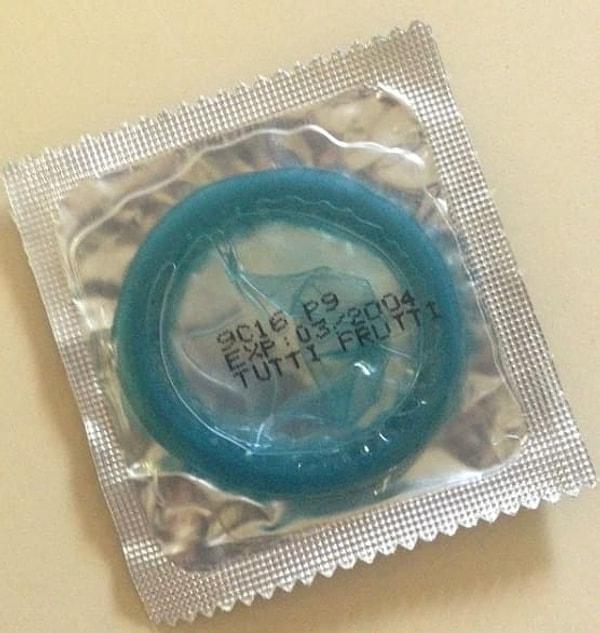 14. Kondomu kullanmadan önce mutlaka son kullanma tarihini kontrol edin.