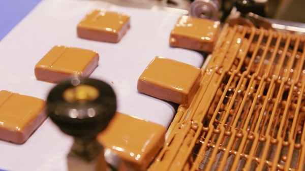 Чтобы сделать ганаш, Аманда и ее команда измеряют все ингредиенты, а затем смешивают их с помощью машины, называемой "Стефан".