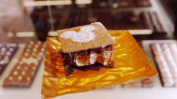 Помимо шоколадных квадратиков, в магазине продаются другие вкусности, такие как леденцы с ганашом, шоколадные батончики "Микки", ириски, шоколадные батончики с темой «Звездные войны», пять видов хрустящего жемчуга и новейший продукт фабрики "S'mores" или "Сморы".