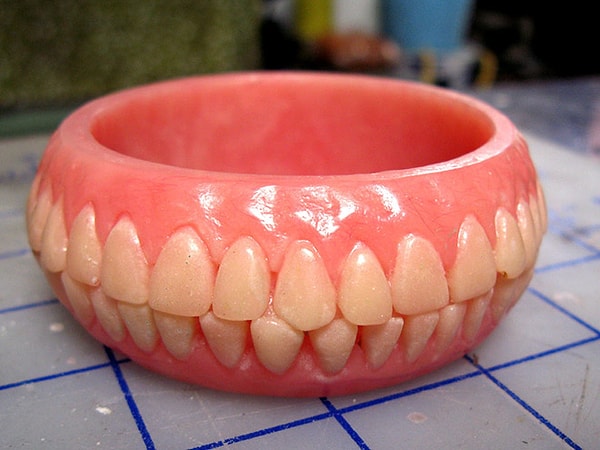 3. Браслет в виде челюсти...