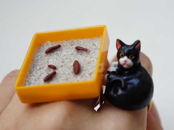 11. Кольцо в виде кошки и ее лотка :)