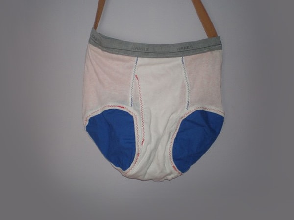 13. Сумка в виде мужских трусов....