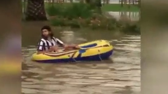İstanbul'da Şiddetli Yağış Sonrası Deniz Botu ve Şişme Yatakla Yüzen Çılgın İkili