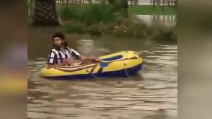 İstanbul'da Şiddetli Yağış Sonrası Deniz Botu ve Şişme Yatakla Yüzen Çılgın İkili