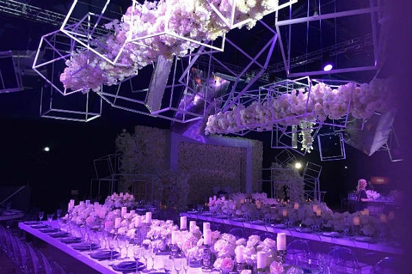 4. Что касается банкетного зала, он был оформлен в нежно-сиреневых тонах.