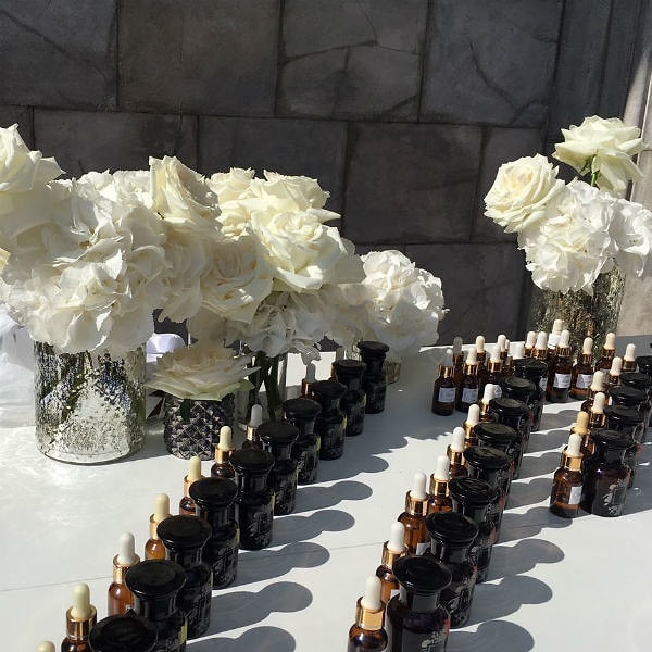 6. Также молодожены подготовили для гостей подарки: они самостоятельно разработали аромат любви, который в маленьких флакончиках друзья и родные жениха и невесты унесли с собой.