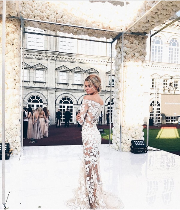 15. Ближе к вечеру невеста облачилась в кружевное приталенное платье.