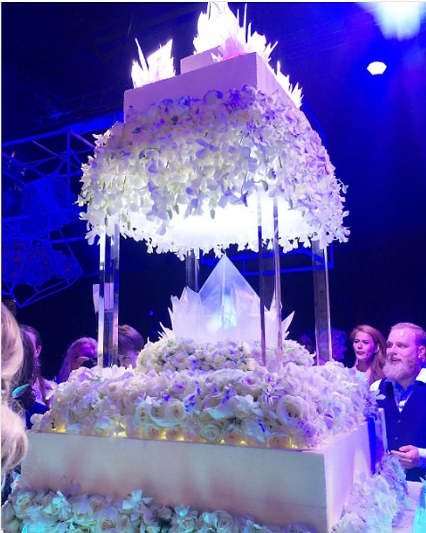 16. Для своего торжества ребята выбрали авангардный двухъярусный торт от кондитера Рената Азгамова.