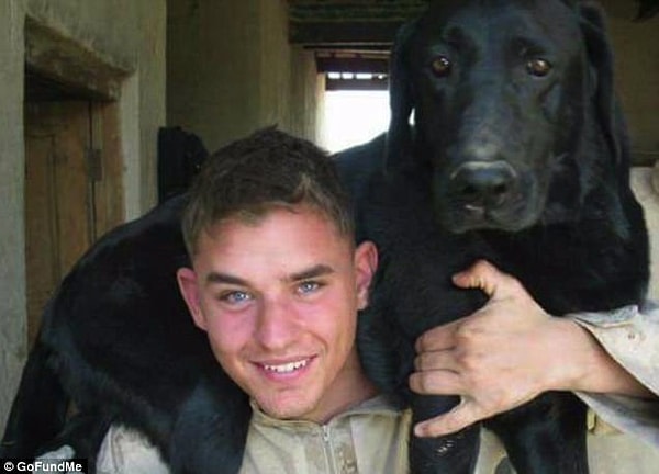 6. ДеЯнг переносил Сену через реки на своих плечах и закрывал его своим телом, когда их обстреливали талибы.