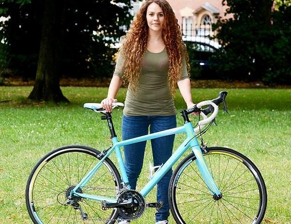 Jenni Morton-Humphreys adındaki bisikletçinin çok sevdiği mavi Cube yarış bisikleti Bristol şehir merkezinden çalındı.