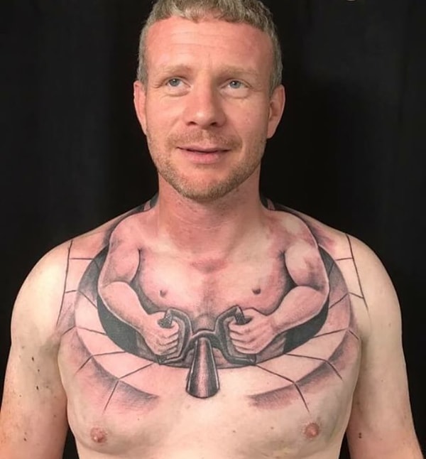 1. На то, чтобы завершить сие творение ушло 4 часа, а первым, кто увидел татуировку стал сын мистера Оллереншоу.