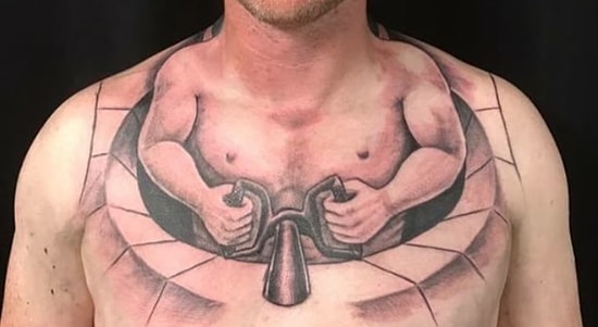 Водитель грузовика сделал себе странную татуировку, которая создает иллюзию того, что он управляет собственным телом