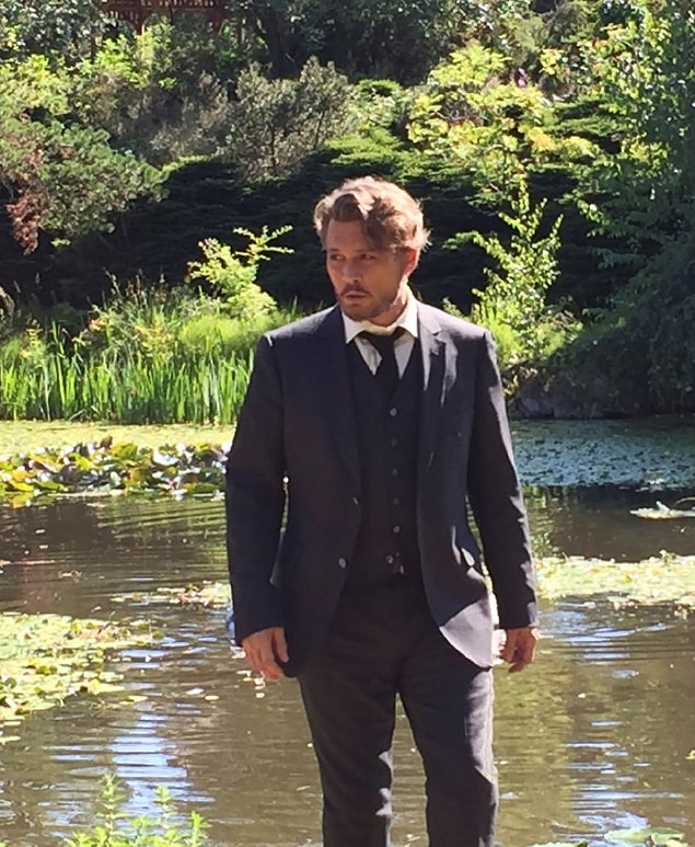 9. Richard Says Goodbye'dan ilk kare geldi. Johnny Depp, ölümcül bir hastalığa yakalandıktan sonra hayatı pervasız bir şekilde yaşamaya başlayan bir profesörü oynuyor.
